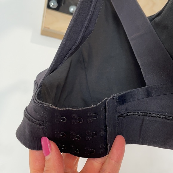 Lulu sports bra with wide cross straps - Picture 3 of 5